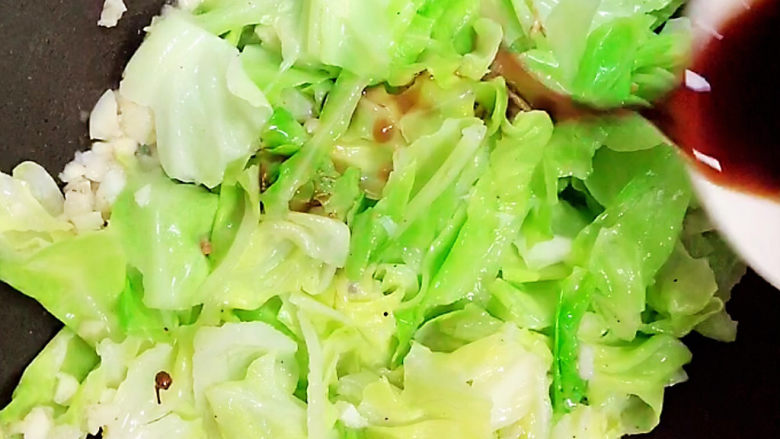 糖醋包菜,倒入酱汁,翻炒均匀。