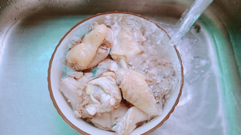 新疆大盘鸡,焯水后捞出清洗去杂质,沥干水份备用。