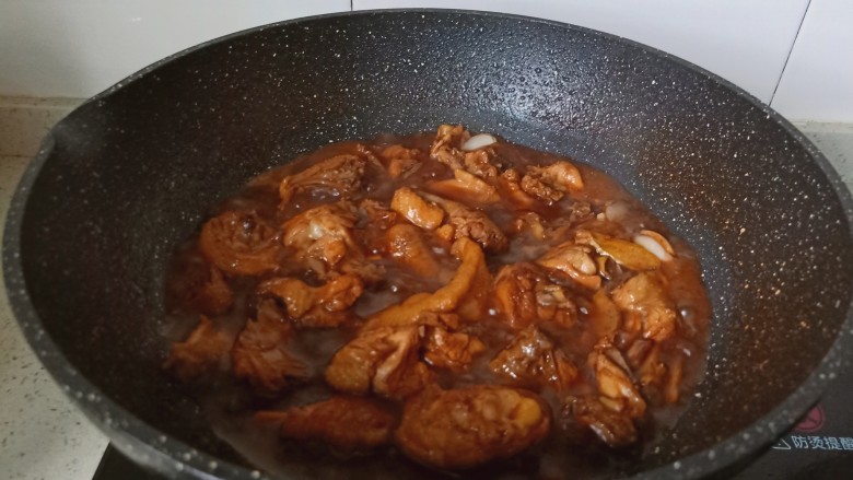 新疆大盘鸡,加适量的开水,开中火炖煮15分钟左右。
