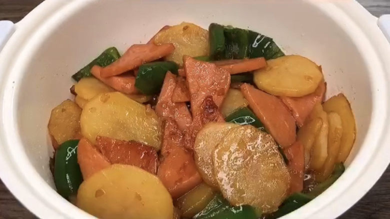 青椒土豆片,这样做出来的青椒土豆丝,色香味俱全,而且超级下饭,家里人都特别喜欢吃。