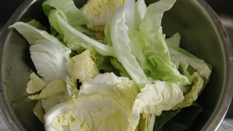 糖醋包菜,<a style='color:red;display:inline-block;' href='/shicai/ 3511'>包菜</a>一片片撕下来,冲洗干净。