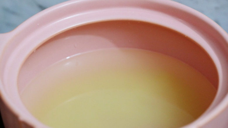 红薯南瓜粥,将淘洗好的小米放入砂锅中，加入清水