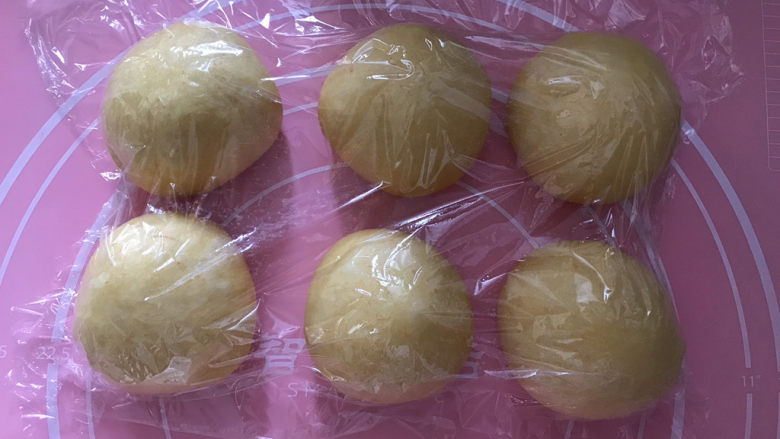 胡萝卜小餐包,排气,平均分六份滚圆,松弛15分钟。