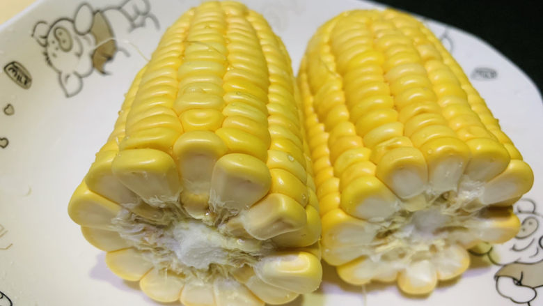 玉米南瓜粥,有一个剥玉米的好方法,将玉米掰两段