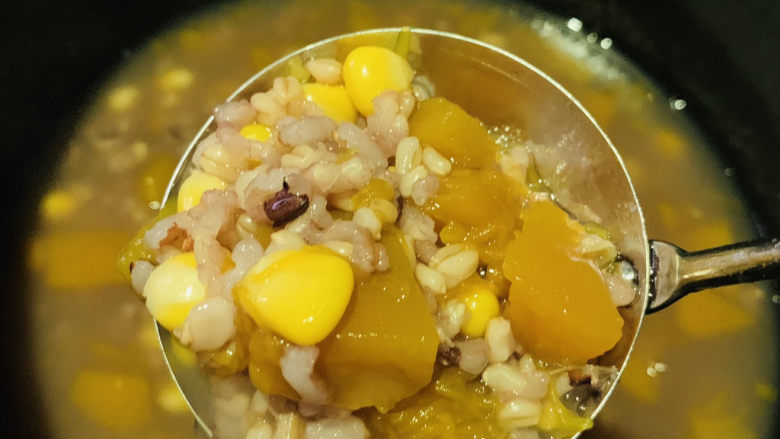 玉米南瓜粥,搅拌均匀,呈碗里