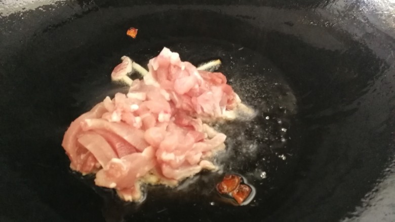 毛豆炒肉丝,放入肉丝，文火滑散炒开。