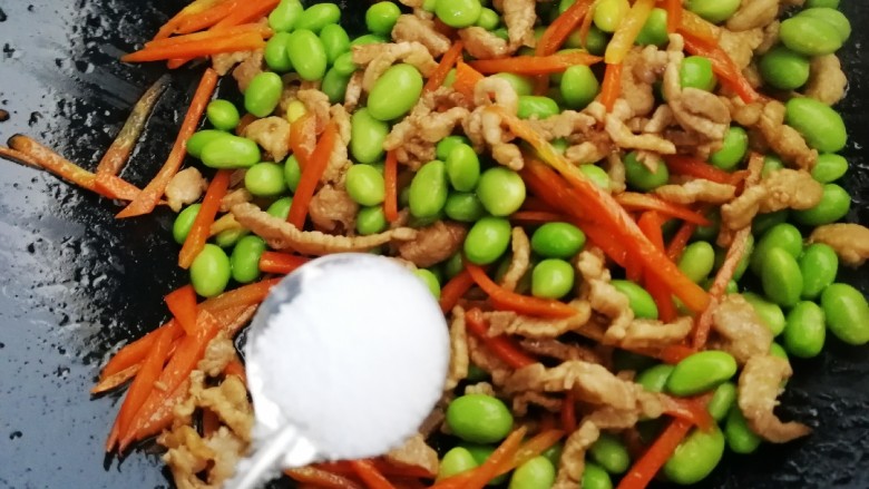 毛豆炒肉丝,来一小勺盐,文火炒匀入味。