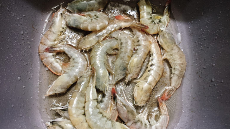 红烧虾,热油锅,中火下入大虾。
