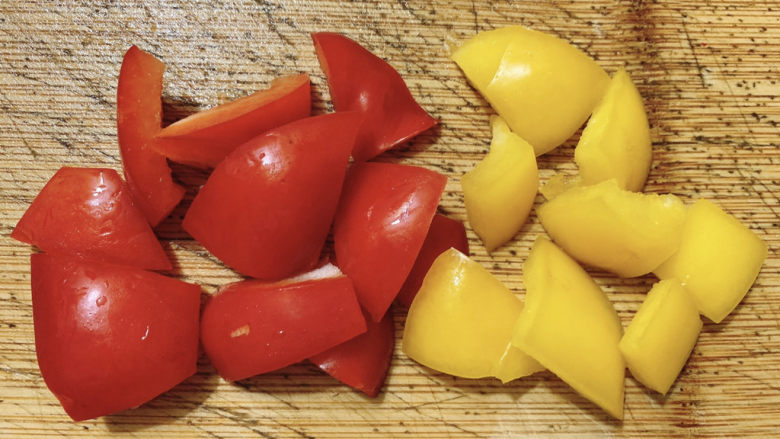 红烧虾,红黄<a style='color:red;display:inline-block;' href='/shicai/ 3554'>彩椒</a>切块备用,会吃辣的小伙伴,用辣椒代替,味道更香!