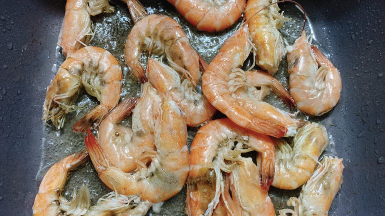 红烧虾,煎炸至外壳酥脆,取出备用。