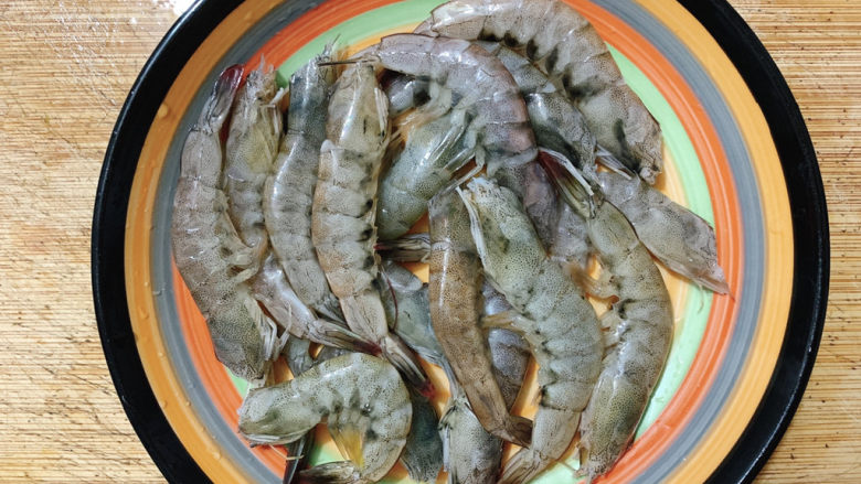 红烧虾,处理完毕后再次冲洗,沥干水分备用。