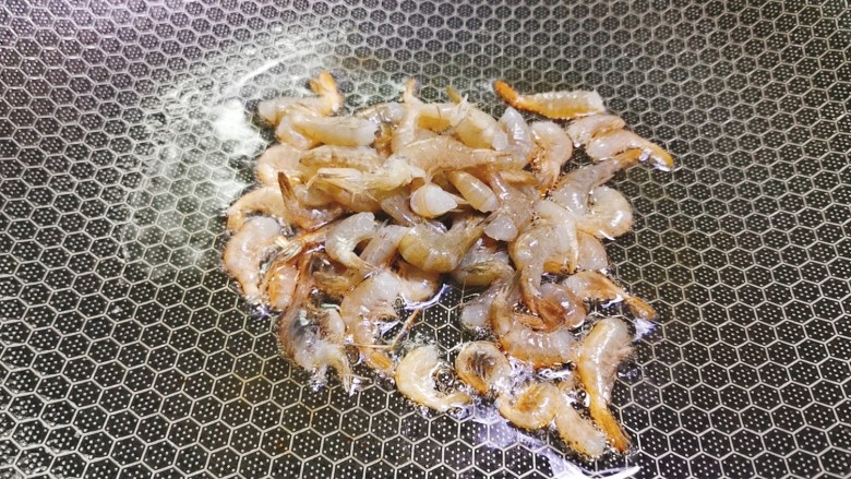 耳光炒饭,再将河虾炒香