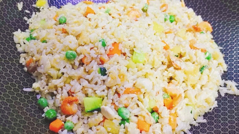 耳光炒饭,像这样米饭粒粒分明,均匀入味即可出锅