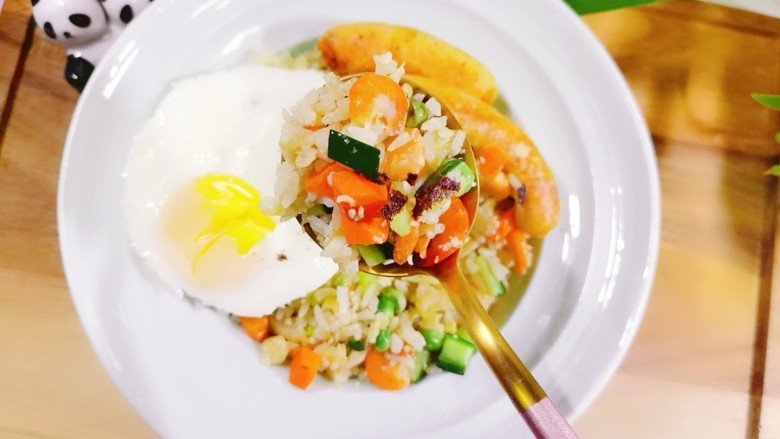 耳光炒饭,装盘让手机先吃哈哈!