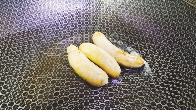 耳光炒饭,先将鸡肉肠煎至两面金黄盛出