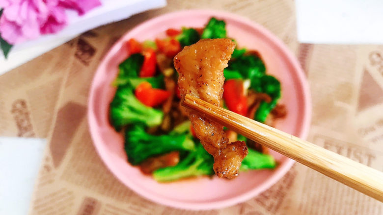 干锅西兰花,盛入盘中即可开吃啦!肉外焦里嫩,鲜香美味