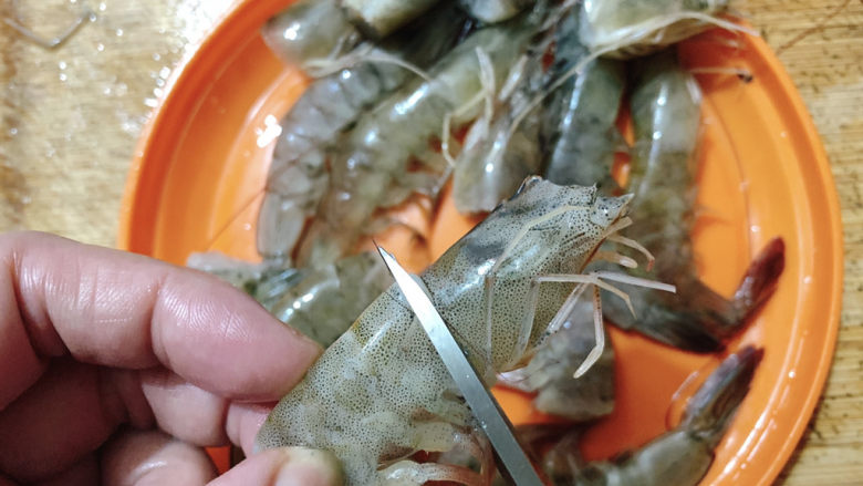 麻辣虾尾,错过了小龙虾的季节,只能用鲜虾去头,留下虾身来代替虾尾了~
