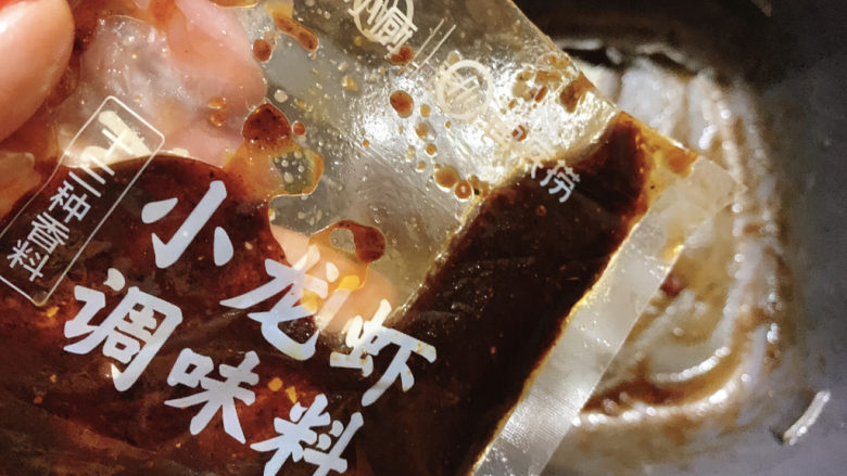 麻辣虾尾,锅中底油,加入姜片和小龙虾调味料。