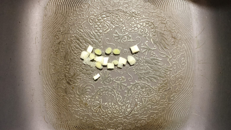 红烧芋头,中火,葱白沫入锅中。这里没有加食用油,因为下一步要加入猪肉沫。