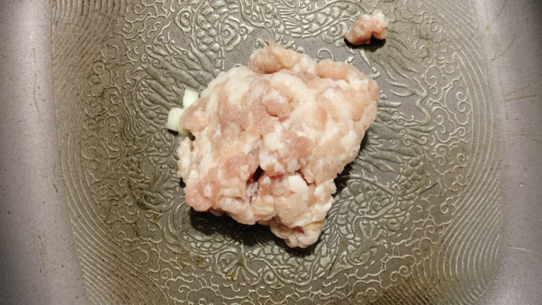 红烧芋头,加入肥瘦1:1的猪肉沫,随着锅中油温上升,会自动炒出猪油。