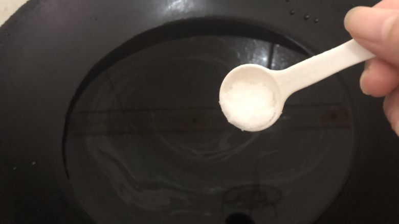 毛豆炒肉丝,锅里加入适量的水,加半勺盐盖盖大火烧