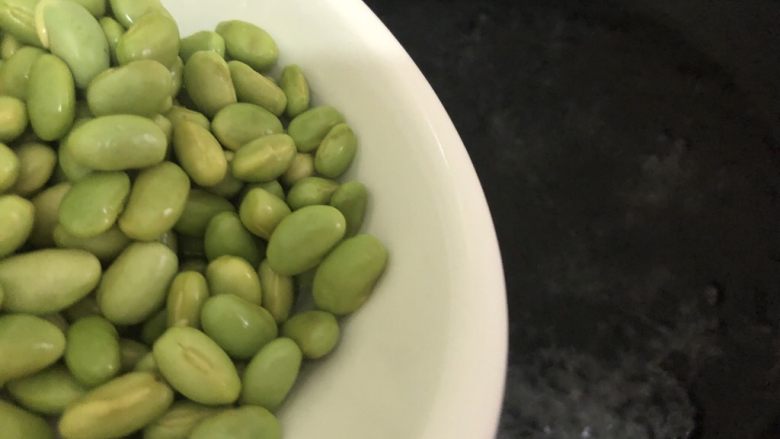 毛豆炒肉丝,水开加入毛豆,微变色捞出(约半分钟)