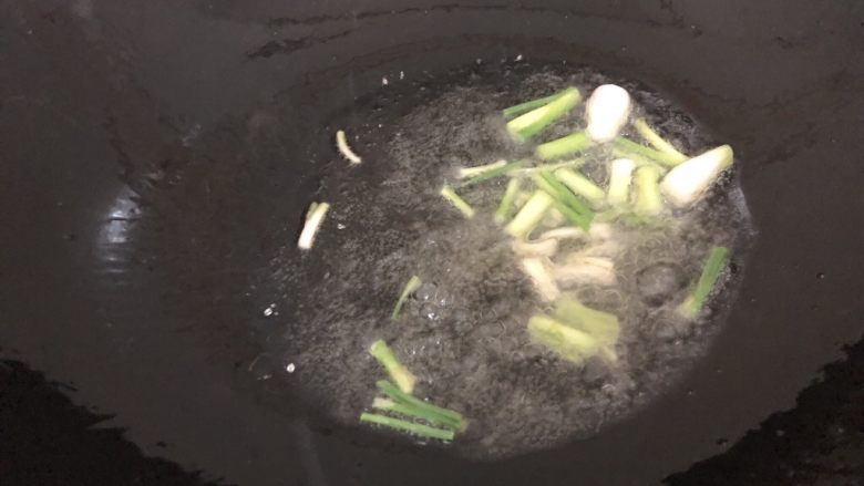 毛豆炒肉丝,中火,锅里烧干下油,油热下葱头爆一下