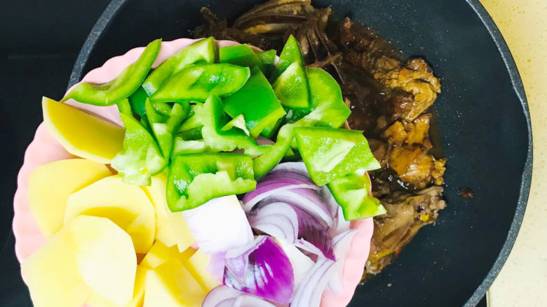 新疆大盘鸡,鸡肉炖至八成熟后,加入蔬菜