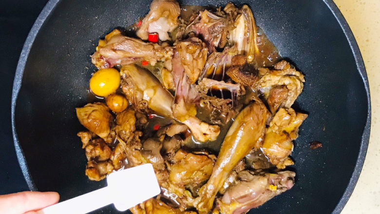 新疆大盘鸡,根据口味,撒入盐