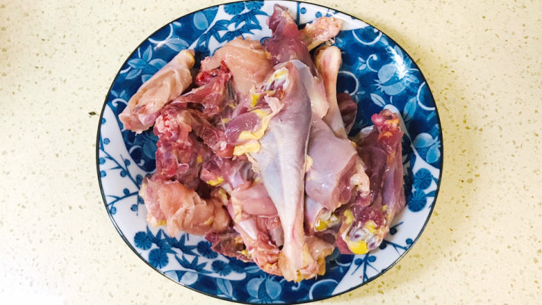 新疆大盘鸡,鸡洗净,切成小块