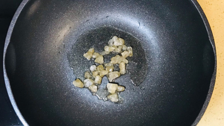 新疆大盘鸡,投入冰糖,转小火,慢火熬冰糖
