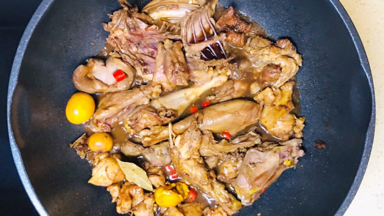 新疆大盘鸡,调味料全部加入其中后,翻炒均匀,炖十分钟