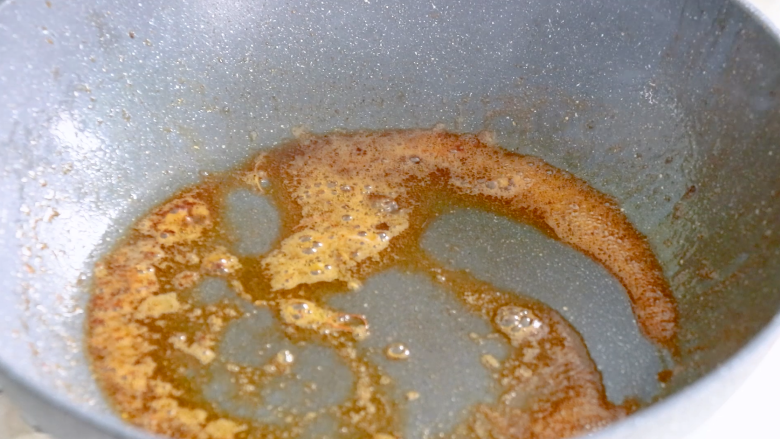 耳光炒饭,将虾头捞出弃用,只留下虾油