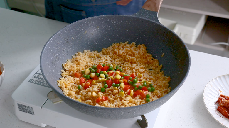 耳光炒饭,米饭粒粒分明后放入蔬菜丁翻炒,可以根据自己的喜好进行增减