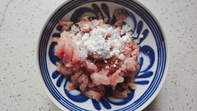 毛豆炒肉丝,<a style='color:red;display:inline-block;' href='/shicai/ 34494'>猪瘦肉</a>洗净之后切成丝,加少许生抽,料酒,一小勺细砂糖,淀粉,几滴食用油