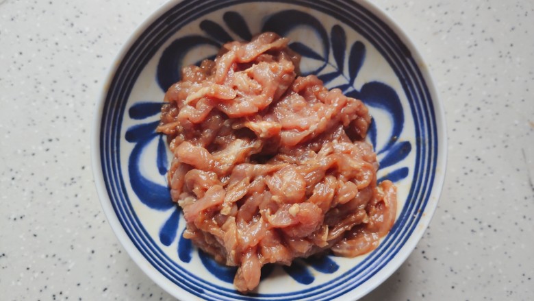毛豆炒肉丝,抓均匀,腌制15分钟左右