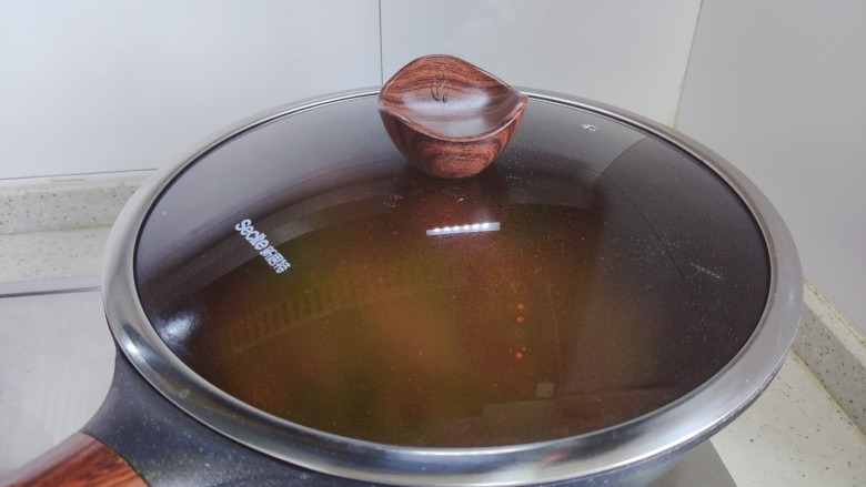 毛豆炒肉丝,盖上锅盖,转小火焖煮2分钟