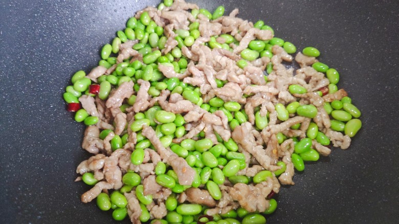 毛豆炒肉丝,翻炒30秒