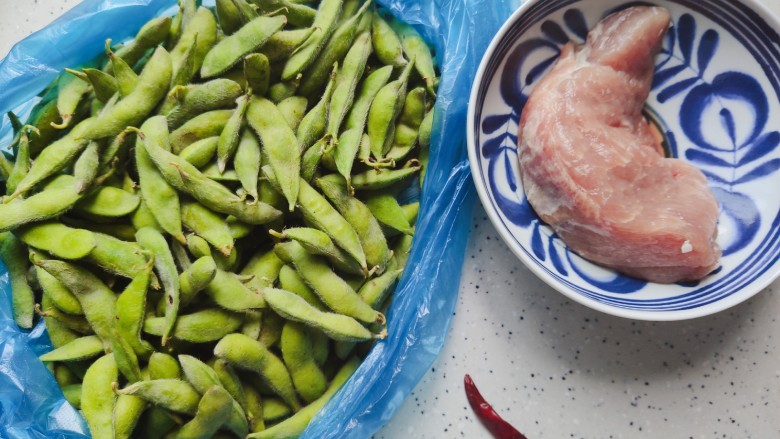 毛豆炒肉丝,首先我们准备好所有食材