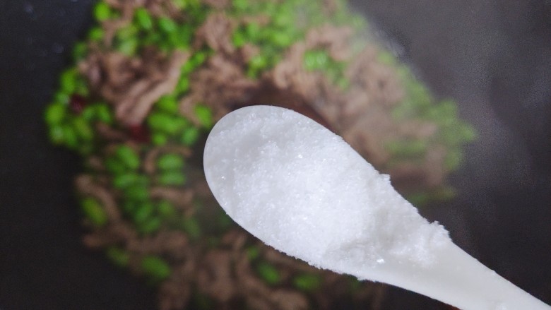 毛豆炒肉丝,待锅内汤汁差不多收紧,加一小勺细盐