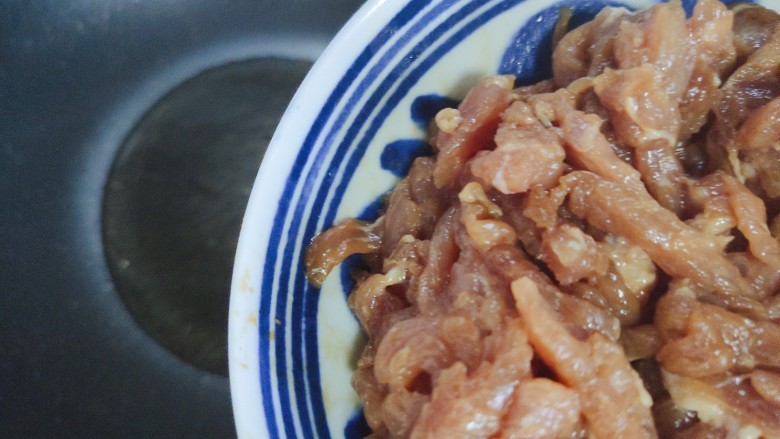 毛豆炒肉丝,待锅内油热,下猪肉丝