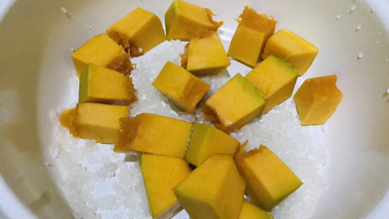 红薯南瓜粥,放入南瓜