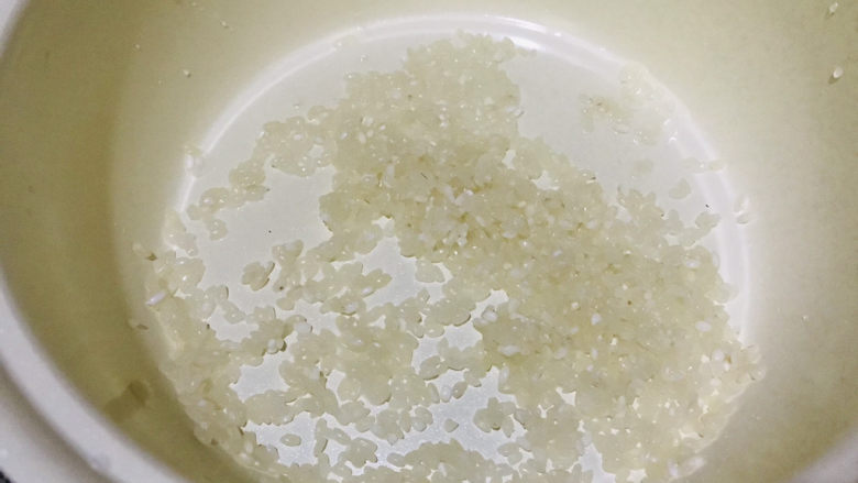 红薯南瓜粥,把大米淘洗干净