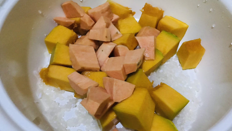 红薯南瓜粥,放入红薯