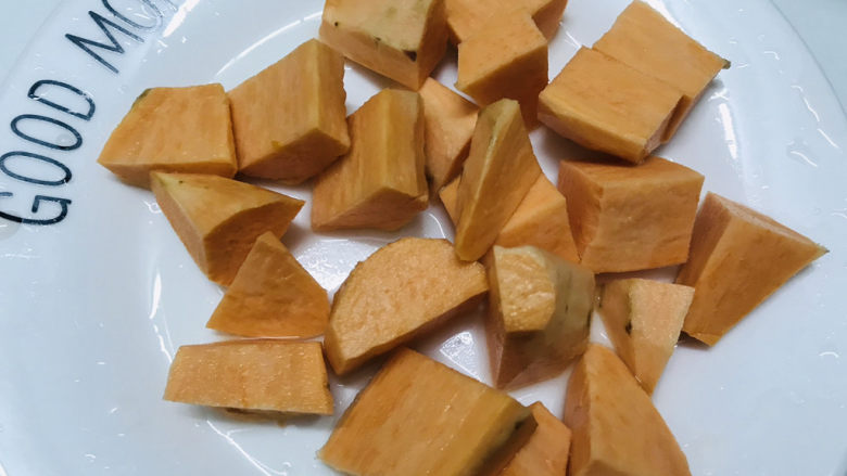 红薯南瓜粥,红薯也切小块