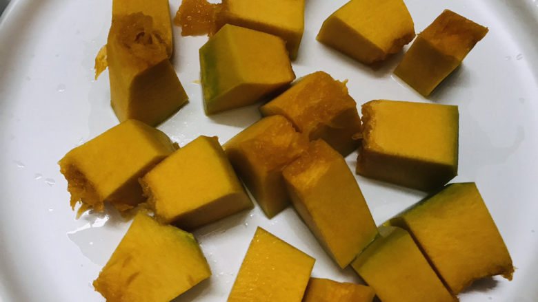 红薯南瓜粥,南瓜切成小块