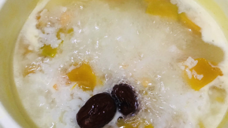 红薯南瓜粥,水沸后加入两颗<a style='color:red;display:inline-block;' href='/shicai/ 2470'>红枣</a>