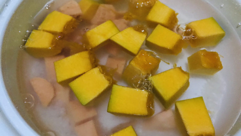 红薯南瓜粥,加入适量水
