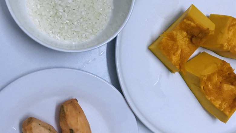 红薯南瓜粥,准备削好皮的<a style='color:red;display:inline-block;' href='/shicai/ 53'>南瓜</a>，<a style='color:red;display:inline-block;' href='/shicai/ 2585'>红薯</a>和<a style='color:red;display:inline-block;' href='/shicai/ 492'>大米</a>