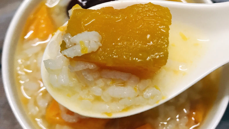 红薯南瓜粥,煮至米开即可盛起